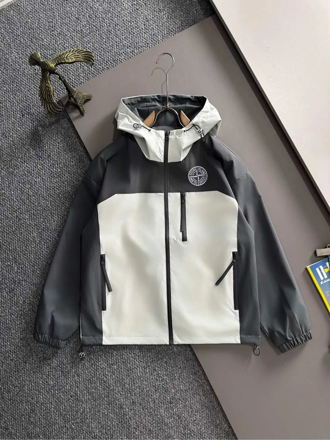 P460 Stone Island 2025 autumn latest zipper windbreaker jacket jacket. Complete with three standards, custom-dyed nylon fabric, overall casual and upscale. The fabric texture is relatively thin, very light, and comfortable on the upper body, suitable for early autumn and spring wear. Simple lines, customized hardware zippers, elegant and concise style, light and comfortable to wear, extremely urban luxury and low-key elegance, with a casual and lazy feeling, the upper body effect is very good, quite wide and stylish, natural drape, simple and elegant! Top luxury classic style items, gentle High-end, quiet but full of power, it perfectly conveys the brand's sense of trend and recognition. The upper body is super cool and stylish, and extremely luxurious, showing your rank, strength and taste from all aspects! The overall grade is even more obvious, the upper body is comfortable and unrestrained, and has a casual and loose effect. Size:S-2XL